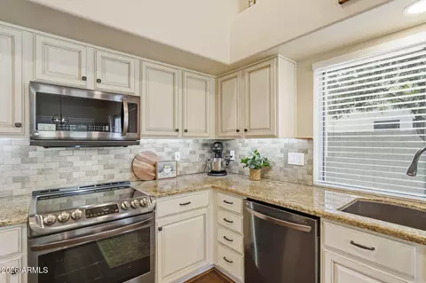 Kitchen - 2149 E Drake Ct, Gilbert, AZ 85234 photo 5 of 7