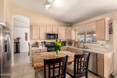 Kitchen - 205 E Irvine Rd, Phoenix, AZ 85086 photo 3 of 4
