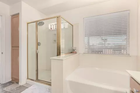 Bath - 205 E Irvine Rd, Phoenix, AZ 85086 photo 2 of 3