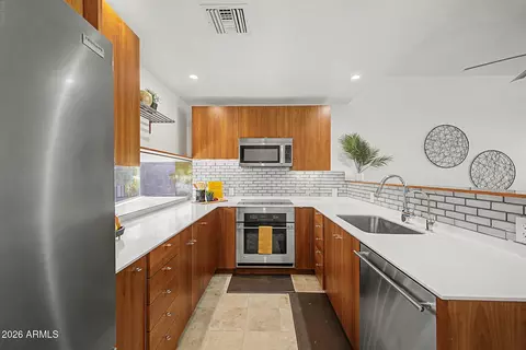Kitchen - 1145 E Whitton Ave #1007, Phoenix, AZ 85014 photo 1 of 3