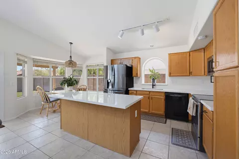 Kitchen - 2458 E Cathedral Rock Dr, Phoenix, AZ 85048 photo 5 of 6