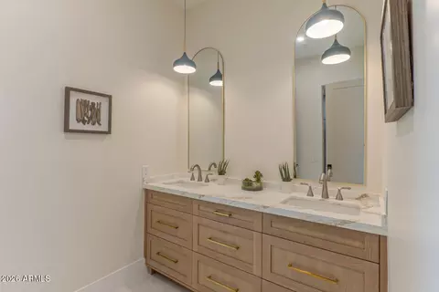Bath - 2801 Elm St, Phoenix, AZ 85016 photo 5 of 9