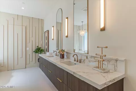 Bath - 2801 Elm St, Phoenix, AZ 85016 photo 2 of 9