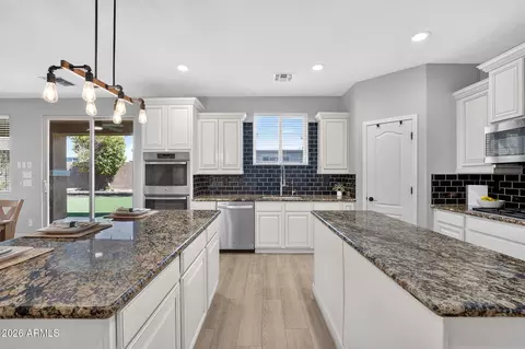 Kitchen - 2183 E La Costa Dr, Gilbert, AZ 85298 photo 6 of 7
