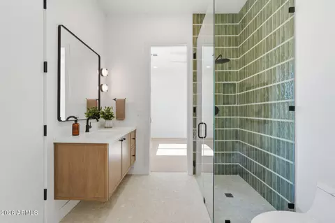 Bath - 3531 N 34th St, Phoenix, AZ 85018 photo 3 of 6