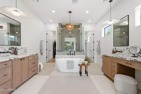 Bath - 3531 N 34th St, Phoenix, AZ 85018 photo 2 of 6