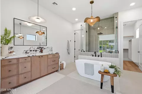 Bath - 3531 N 34th St, Phoenix, AZ 85018 photo 1 of 6