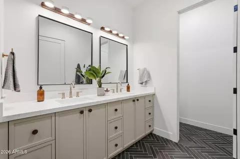 Bath - 3531 N 34th St, Phoenix, AZ 85018 photo 5 of 6