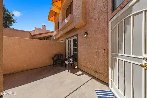 Exterior - 27 E Betty Elyse Ln, Phoenix, AZ 85022 photo 4 of 7