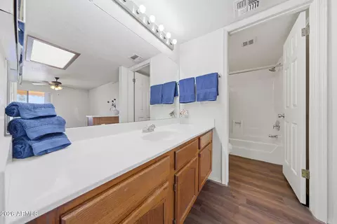 Bath - 27 E Betty Elyse Ln, Phoenix, AZ 85022 photo 7 of 7