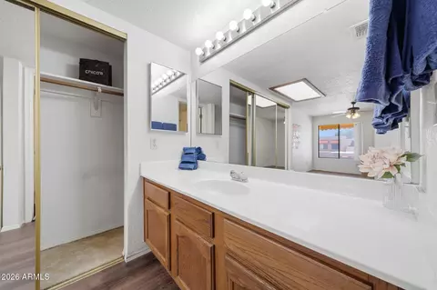 Bath - 27 E Betty Elyse Ln, Phoenix, AZ 85022 photo 6 of 7