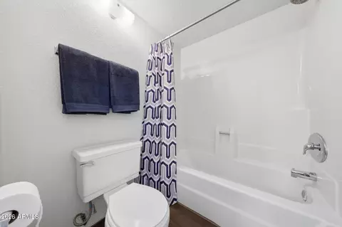Bath - 27 E Betty Elyse Ln, Phoenix, AZ 85022 photo 5 of 7