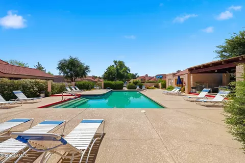 Exterior - 27 E Betty Elyse Ln, Phoenix, AZ 85022 photo 5 of 7