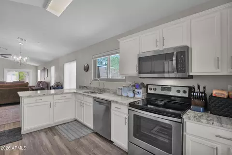 Kitchen - 2258 E Soft Wind Dr, Phoenix, AZ 85024 photo 4 of 5