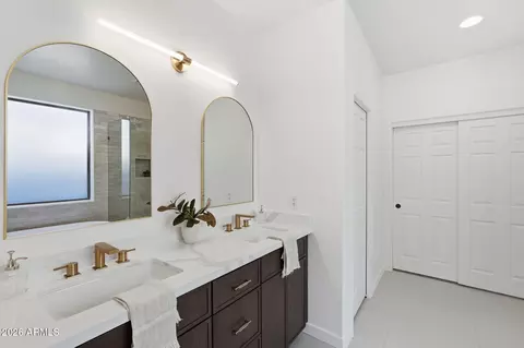 Bath - 1689 E Iris Dr, Chandler, AZ 85286 photo 1 of 3