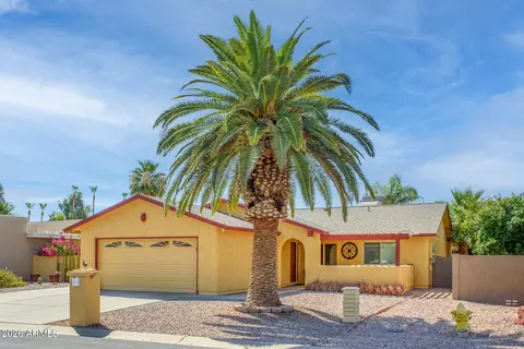 25821 S New Town Dr, Sun Lakes, AZ 85248