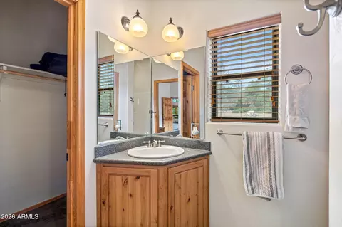 Bath - 2231 Fairway Dr, Overgaard, AZ 85933 photo 4 of 7