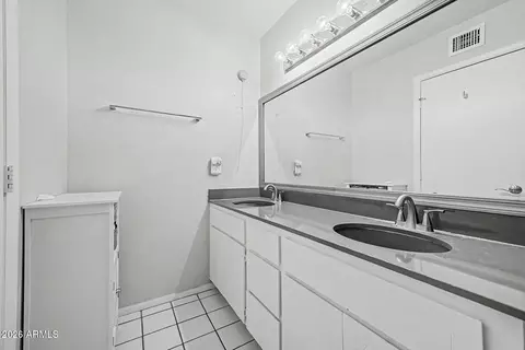 Bath - 1139 E Watson Dr, Tempe, AZ 85283 photo 3 of 3