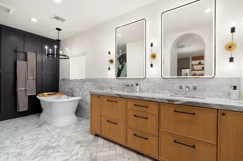 Bath - 3744 E Turney Ave, Phoenix, AZ 85018 photo 1 of 7