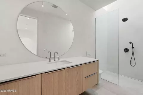 Bath - 4704 N 56th St, Phoenix, AZ 85018 photo 10 of 11