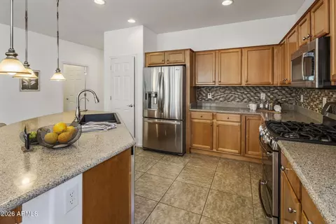 Kitchen - 4637 E Narrowleaf Dr, Gilbert, AZ 85298 photo 4 of 6