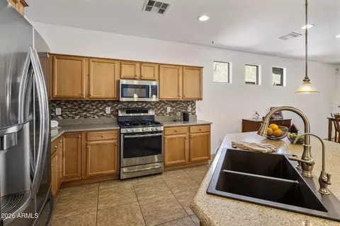 Kitchen - 4637 E Narrowleaf Dr, Gilbert, AZ 85298 photo 5 of 6