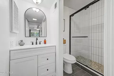 Bath - 2810 E Glenrosa Ave #19, Phoenix, AZ 85016 photo 1 of 3