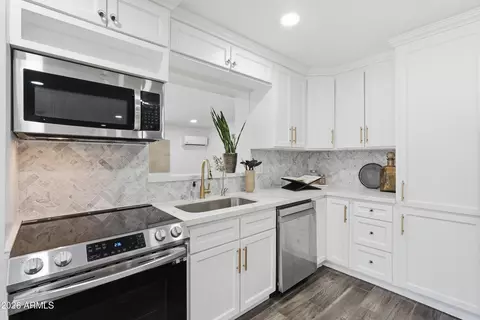 Kitchen - 2266 E Willis Rd, Gilbert, AZ 85297 photo 4 of 5
