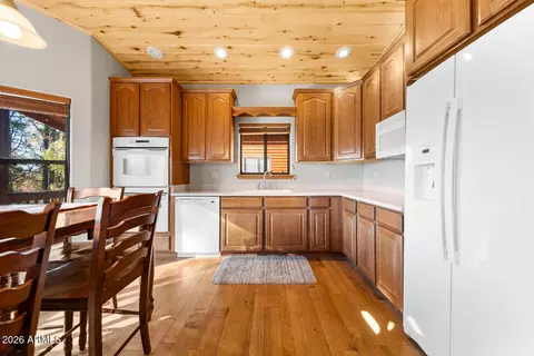 Kitchen - 2940 Constellation Ln, Overgaard, AZ 85933 photo 3 of 4
