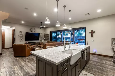 4008 E Lariat Ln, Phoenix, AZ 85050 photo 9