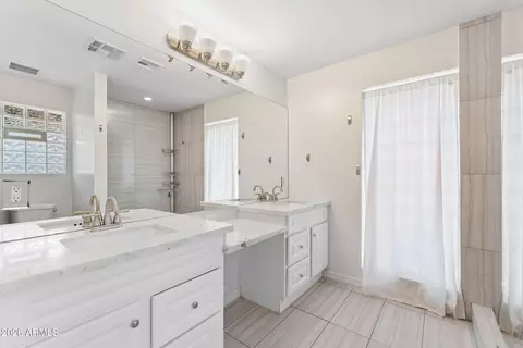 Bath - 2502 E Beryl Ave, Phoenix, AZ 85028 photo 4 of 7