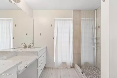 Bath - 2502 E Beryl Ave, Phoenix, AZ 85028 photo 5 of 7