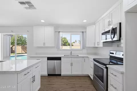 Kitchen - 3531 E Campo Bello Dr, Phoenix, AZ 85032 photo 4 of 5