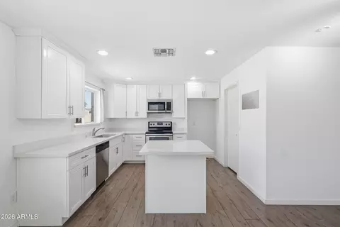 Kitchen - 3531 E Campo Bello Dr, Phoenix, AZ 85032 photo 3 of 5