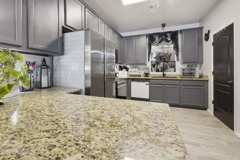 Kitchen - 10206 E Isleta Ave, Mesa, AZ 85209 photo 7 of 7