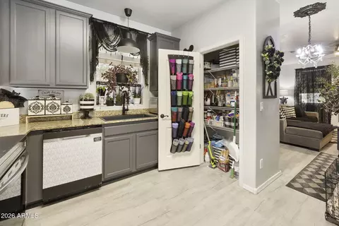 Kitchen - 10206 E Isleta Ave, Mesa, AZ 85209 photo 4 of 7