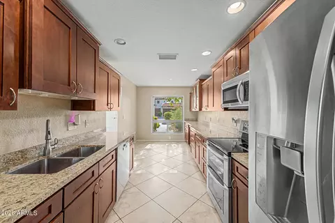 Kitchen - 11615 N 40th Way, Phoenix, AZ 85028 photo 4 of 4