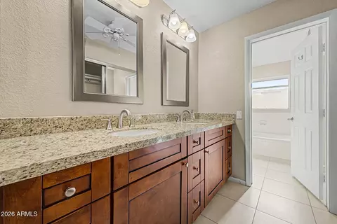 Bath - 11615 N 40th Way, Phoenix, AZ 85028 photo 2 of 7