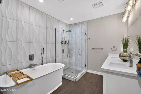 Bath - 4401 N 19th Pl, Phoenix, AZ 85016 photo 4 of 6