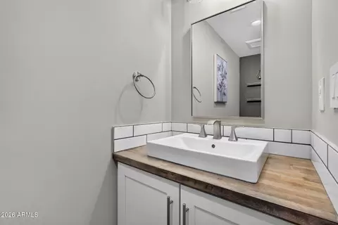 Bath - 4401 N 19th Pl, Phoenix, AZ 85016 photo 5 of 7
