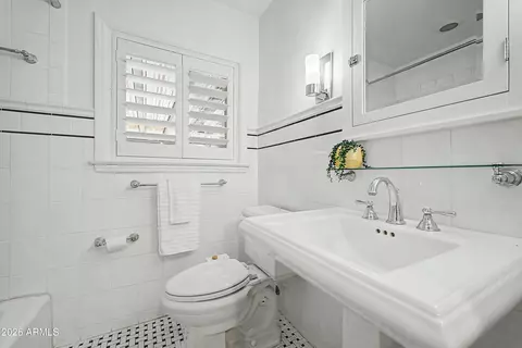 Bath - 1528 E Coronado Rd, Phoenix, AZ 85006 photo 1 of 3