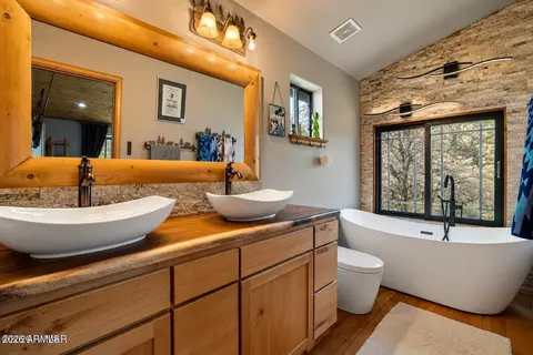 Bath - 2228 Eagle Ln, Overgaard, AZ 85933 photo 3 of 4