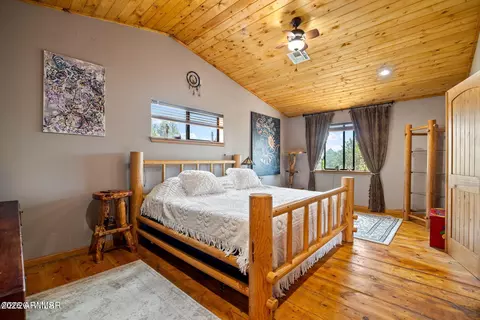 Bedroom - 2228 Eagle Ln, Overgaard, AZ 85933 photo 3 of 4
