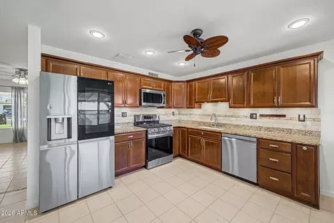 Kitchen - 3915 W Berridge Ln, Phoenix, AZ 85019 photo 2 of 3