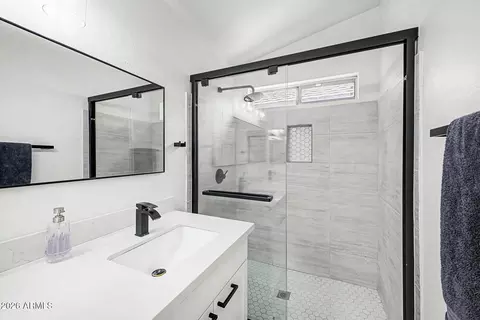Bath - 822 E Monona Dr, Phoenix, AZ 85024 photo 2 of 3
