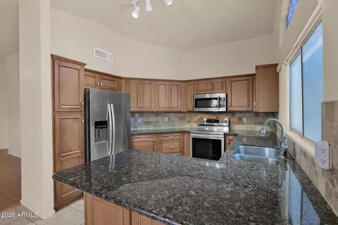 Kitchen - 4003 E Anderson Dr, Phoenix, AZ 85032 photo 4 of 5
