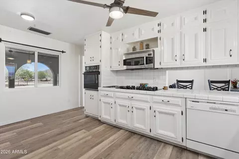 Kitchen - 34834 N 3rd Ave, Phoenix, AZ 85086 photo 4 of 5