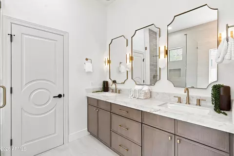 Bath - 6829 N 14th St, Phoenix, AZ 85014 photo 11 of 12