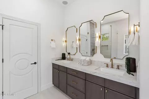 Bath - 6829 N 14th St, Phoenix, AZ 85014 photo 6 of 12