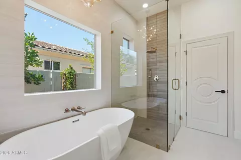 Bath - 6829 N 14th St, Phoenix, AZ 85014 photo 8 of 12